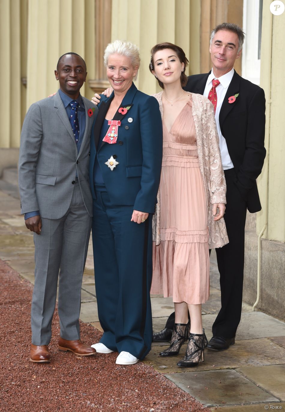 Emma Thompson quitte Buckingham Palace après avoir reçu sa ...