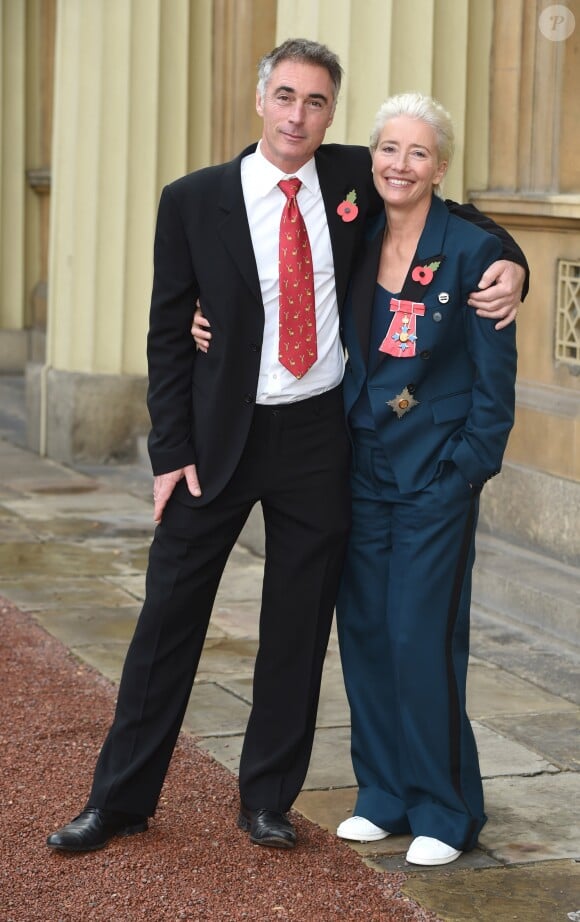 Emma Thompson quitte Buckingham Palace après avoir reçu sa distinction, le 7 novembre 2018. Ici avec son mari Greg Wise.