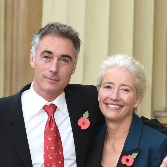 Emma Thompson quitte Buckingham Palace après avoir reçu sa distinction, le 7 novembre 2018. Ici avec son mari Greg Wise.