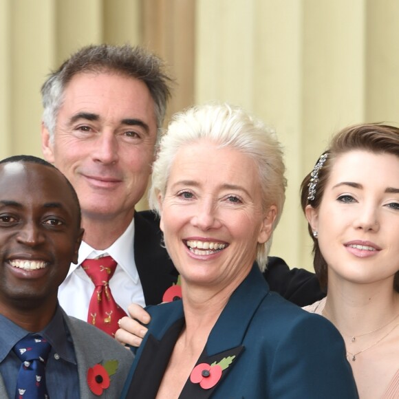 Emma Thompson quitte Buckingham Palace après avoir reçu sa distinction, le 7 novembre 2018. Ici avec son mari Greg Wise et ses enfants Gaia Wise et Tindy Agaba.