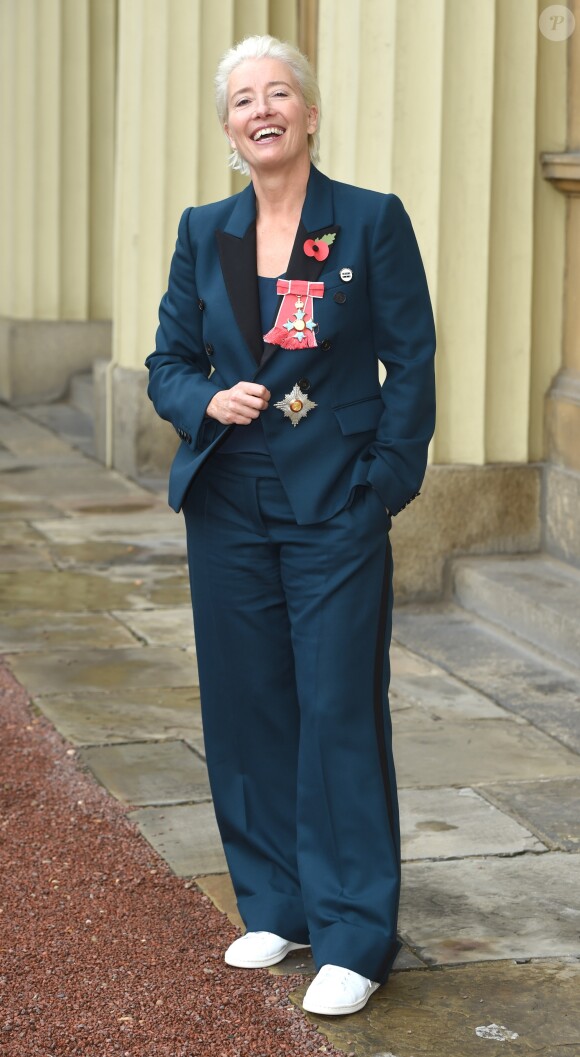 Emma Thompson quitte Buckingham Palace après avoir reçu sa distinction, le 7 novembre 2018.