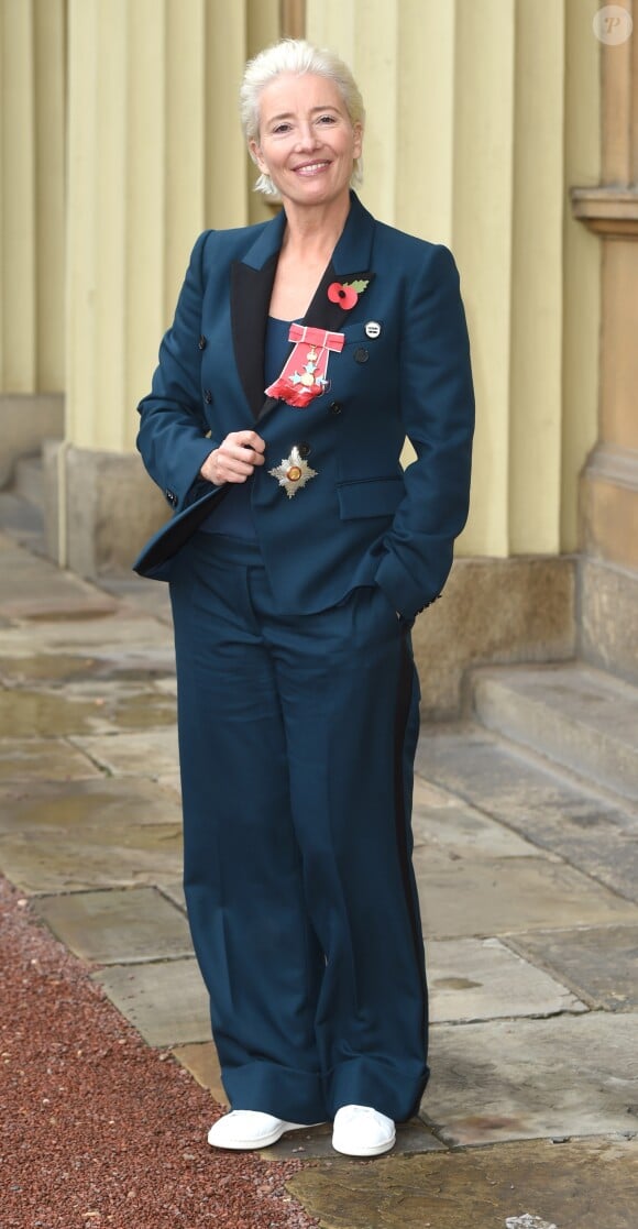 Emma Thompson quitte Buckingham Palace après avoir reçu sa distinction, le 7 novembre 2018.
