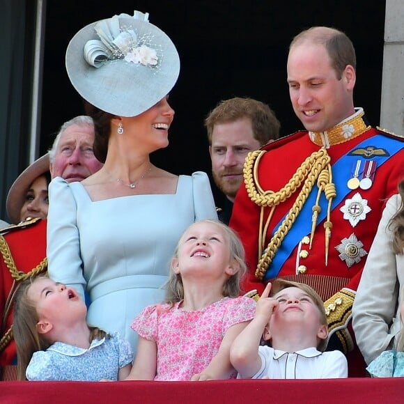 Le prince Charles avec ses fils les princes Harry et William et la famille royale au balcon du palais de Buckingham le 9 juin 2018 lors de la parade Trooping the Colour.