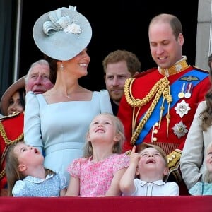 Le prince Charles avec ses fils les princes Harry et William et la famille royale au balcon du palais de Buckingham le 9 juin 2018 lors de la parade Trooping the Colour.