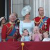 Le prince Charles avec ses fils les princes Harry et William et la famille royale au balcon du palais de Buckingham le 9 juin 2018 lors de la parade Trooping the Colour.
