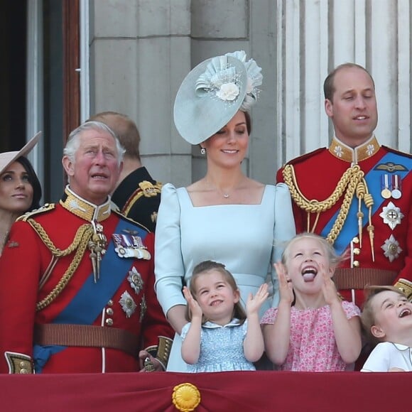 Le prince Charles avec ses fils les princes Harry et William et la famille royale au balcon du palais de Buckingham le 9 juin 2018 lors de la parade Trooping the Colour.