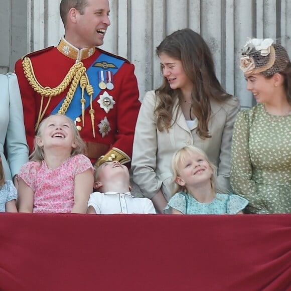 Le prince Charles avec ses fils les princes Harry et William et la famille royale au balcon du palais de Buckingham le 9 juin 2018 lors de la parade Trooping the Colour.