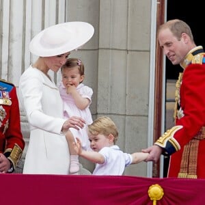 Le prince Charles avec le prince William, la duchesse Catherine de Cambridge, le prince George et la princesse Charlotte au balcon du palais de Buckingham lors de la parade "Trooping The Colour" à l'occasion du 90e anniversaire de la reine le 11 juin 2016 à Londres.