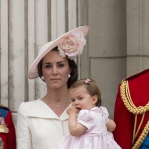 Le prince Charles avec le prince William, la duchesse Catherine de Cambridge, le prince George et la princesse Charlotte au balcon du palais de Buckingham lors de la parade "Trooping The Colour" à l'occasion du 90e anniversaire de la reine le 11 juin 2016 à Londres.