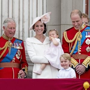 Le prince Charles avec le prince William, la duchesse Catherine de Cambridge, le prince George et la princesse Charlotte au balcon du palais de Buckingham lors de la parade "Trooping The Colour" à l'occasion du 90e anniversaire de la reine le 11 juin 2016 à Londres.