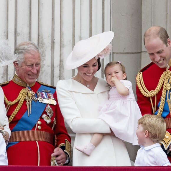 Le prince Charles avec le prince William, la duchesse Catherine de Cambridge, le prince George et la princesse Charlotte au balcon du palais de Buckingham lors de la parade "Trooping The Colour" à l'occasion du 90e anniversaire de la reine le 11 juin 2016 à Londres.