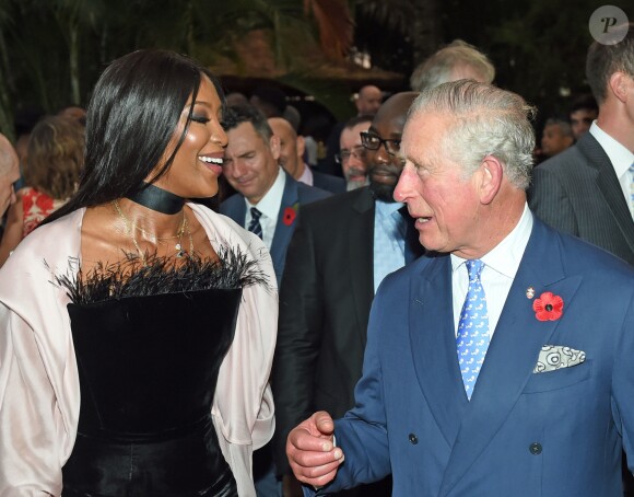 Le prince Charles avec Naomi Campbell lors d'une réception à la résidence du haut commissaire britannique à Lagos au Nigeria le 7 novembre 2018.
