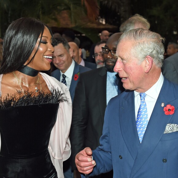 Le prince Charles avec Naomi Campbell lors d'une réception à la résidence du haut commissaire britannique à Lagos au Nigeria le 7 novembre 2018.