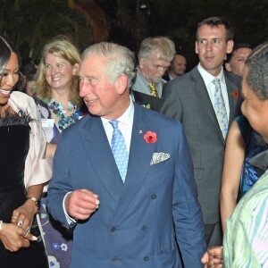 Le prince Charles avec Naomi Campbell lors d'une réception à la résidence du haut commissaire britannique à Lagos au Nigeria le 7 novembre 2018.