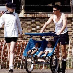 Tom Cruise et Nicole Kidman avec Isabella et Connor bébés en février 2001.