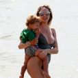 Exclusif - Candice Swanepoel profite d'une belle journée ensoleillée avec ses 2 fils, Anacã et Ariel et sa mère Eileen sur la plage de Espirito Santo au Brésil. Le 31 juillet 2018.