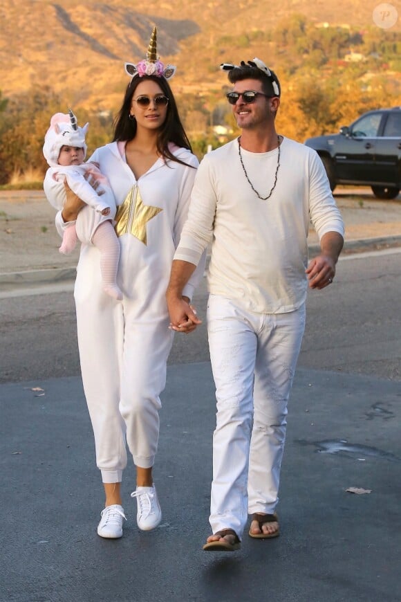 Robin Thicke, sa compagne April Love Geary enceinte et leur fille Mia vont fêter Halloween en famille à Malibu, Los Angeles, le 31 octobre 2018.