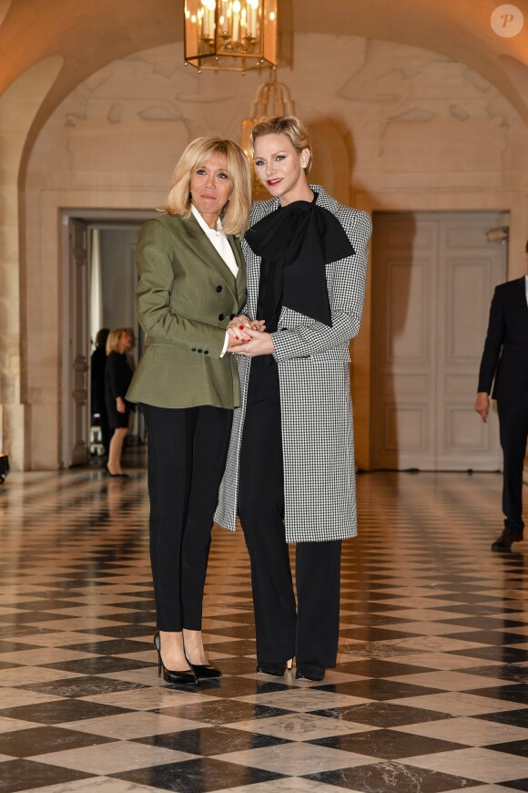 Brigitte Macron et la princesse Charlene de Monaco lors du déjeuner des conjoints de chefs d'Etat et de gouvernement présents à la cérémonie internationale du centenaire de l'armistice de 1918 au château de Versailles le 11 novembre 2018. © Pierre Perusseau / Bestimage