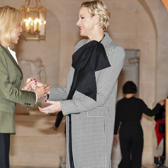 Brigitte Macron et la princesse Charlene de Monaco lors du déjeuner des conjoints de chefs d'Etat et de gouvernement présents à la cérémonie internationale du centenaire de l'armistice de 1918 au château de Versailles le 11 novembre 2018. © Pierre Perusseau / Bestimage