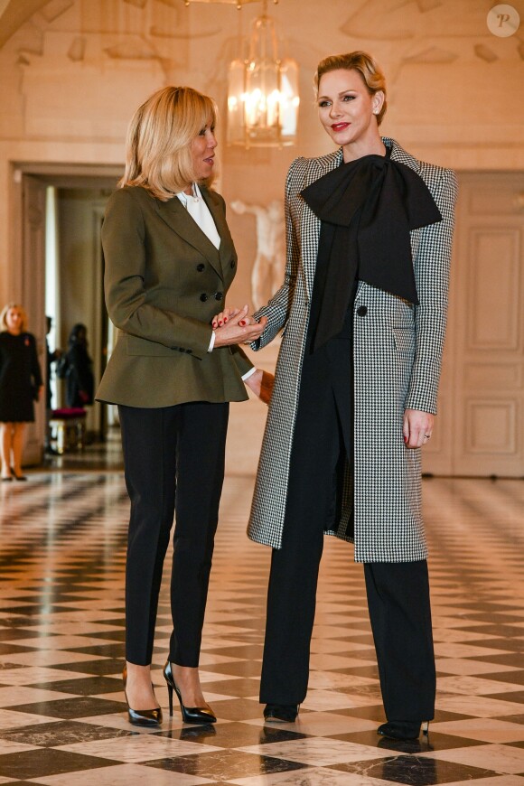 Brigitte Macron et la princesse Charlene de Monaco lors du déjeuner des conjoints de chefs d'Etat et de gouvernement présents à la cérémonie internationale du centenaire de l'armistice de 1918 au château de Versailles le 11 novembre 2018. © Pierre Perusseau / Bestimage