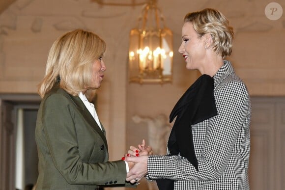 Brigitte Macron et la princesse Charlene de Monaco lors du déjeuner des conjoints de chefs d'Etat et de gouvernement présents à la cérémonie internationale du centenaire de l'armistice de 1918 au château de Versailles le 11 novembre 2018. © Pierre Perusseau / Bestimage