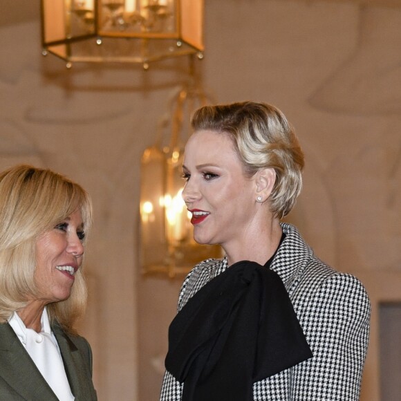 Brigitte Macron et la princesse Charlene de Monaco lors du déjeuner des conjoints de chefs d'Etat et de gouvernement présents à la cérémonie internationale du centenaire de l'armistice de 1918 au château de Versailles le 11 novembre 2018. © Pierre Perusseau / Bestimage