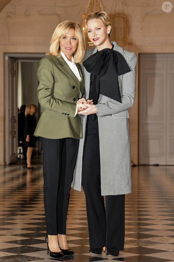 Brigitte Macron et la princesse Charlene de Monaco lors du déjeuner des conjoints de chefs d'Etat et de gouvernement présents à la cérémonie internationale du centenaire de l'armistice de 1918 au château de Versailles le 11 novembre 2018. © Pierre Perusseau / Bestimage