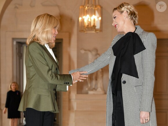 Brigitte Macron et la princesse Charlene de Monaco lors du déjeuner des conjoints de chefs d'Etat et de gouvernement présents à la cérémonie internationale du centenaire de l'armistice de 1918 au château de Versailles le 11 novembre 2018. © Pierre Perusseau / Bestimage