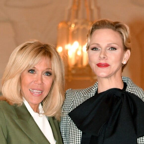 La première dame Brigitte Macron et la princesse Charlene de Monaco lors du déjeuner des conjoints de chefs d'Etat et de gouvernement présents à la cérémonie internationale du centenaire de l'armistice de 1918 au château de Versailles le 11 novembre 2018. © Pierre Perusseau / Bestimage