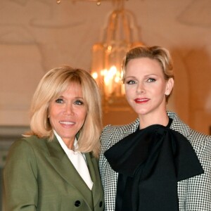 La première dame Brigitte Macron et la princesse Charlene de Monaco lors du déjeuner des conjoints de chefs d'Etat et de gouvernement présents à la cérémonie internationale du centenaire de l'armistice de 1918 au château de Versailles le 11 novembre 2018. © Pierre Perusseau / Bestimage