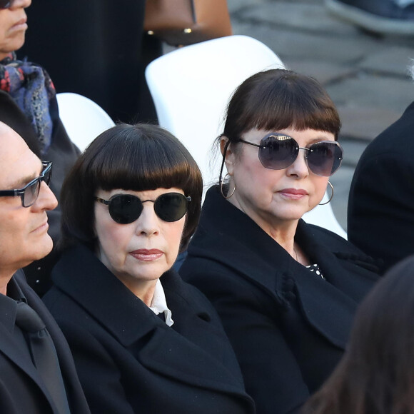 Mireille Mathieu, sa soeur Monique - Arrivées à l'hommage national à Charles Aznavour à l'Hôtel des Invalides à Paris. Le 5 octobre 2018 © Jacovides-Moreau / Bestimage