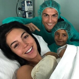 Cristiano Ronaldo, devenu papa pour la 4e fois, pose avec Georgina, leur fille, et son fils aîné. Le 12 novembre 2017
