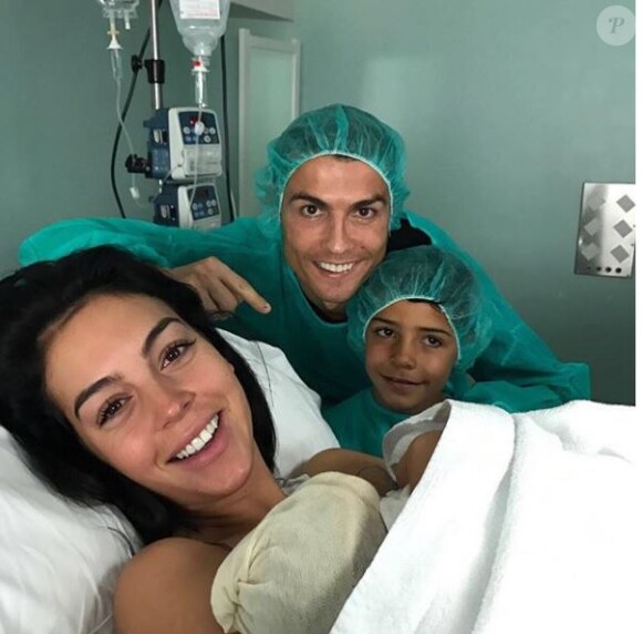 Cristiano Ronaldo, devenu papa pour la 4e fois, pose avec Georgina, leur fille, et son fils aîné. Le 12 novembre 2017