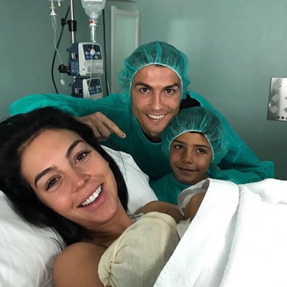 Cristiano Ronaldo, devenu papa pour la 4e fois, pose avec Georgina, leur fille, et son fils aîné. Le 12 novembre 2017