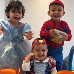 Cristiano Ronaldo souhaite un joyeux anniversaire à sa fille Alana Martina qui fête son premier anniversaire le 12 novembre 2018. Elle pose déguisée avec sa grande soeur et son grand frère, les jumeaux Eva et Mateo.