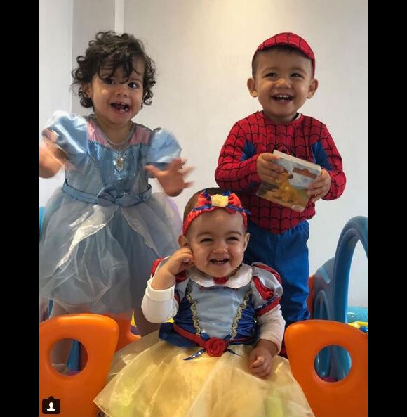 Cristiano Ronaldo souhaite un joyeux anniversaire à sa fille Alana Martina qui fête son premier anniversaire le 12 novembre 2018. Elle pose déguisée avec sa grande soeur et son grand frère, les jumeaux Eva et Mateo.