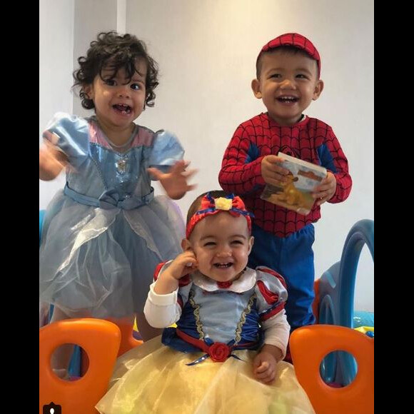 Cristiano Ronaldo souhaite un joyeux anniversaire à sa fille Alana Martina qui fête son premier anniversaire le 12 novembre 2018. Elle pose déguisée avec sa grande soeur et son grand frère, les jumeaux Eva et Mateo.