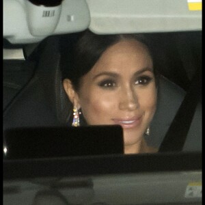 La duchesse Meghan de Sussex (Meghan Markle) arrivant avec le prince Harry à Buckingham Palace pour le dîner du 70e anniversaire du prince Charles, le 14 novembre 2018.