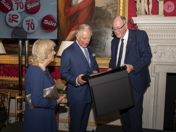 Le prince Charles, prince de Galles, et Camilla Parker Bowles, duchesse de Cornouailles, lors de la présentation d'un livre de photographies d'Arthur Edwards pour les 70 ans du prince à Londres le 14 novembre 2018.