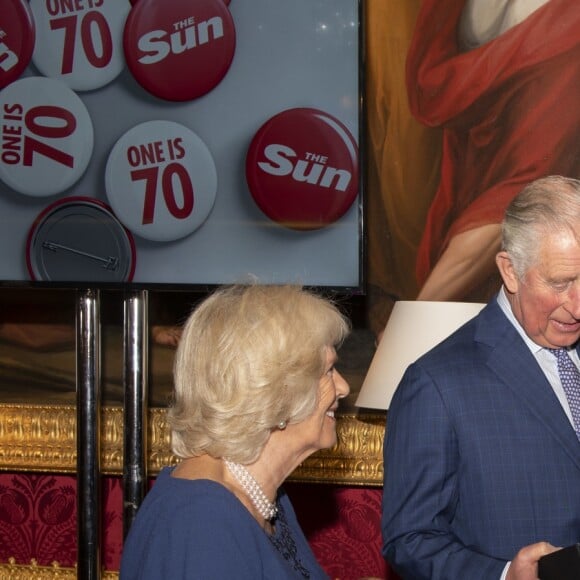 Le prince Charles, prince de Galles, et Camilla Parker Bowles, duchesse de Cornouailles, lors de la présentation d'un livre de photographies d'Arthur Edwards pour les 70 ans du prince à Londres le 14 novembre 2018.