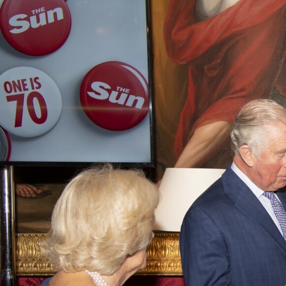 Le prince Charles, prince de Galles, et Camilla Parker Bowles, duchesse de Cornouailles, lors de la présentation d'un livre de photographies d'Arthur Edwards pour les 70 ans du prince à Londres le 14 novembre 2018.