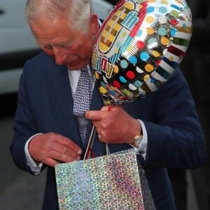 Le prince Charles a reçu un cadeau en arrivant à la Spencer House pour une réception honorant 70 personnes à l'occasion de son 70e anniversaire, le 14 novembre 2018 à Londres.