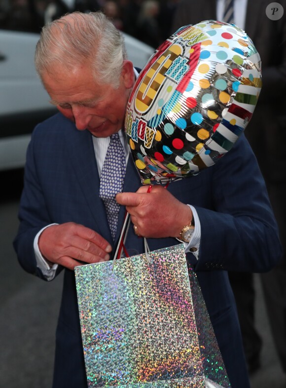 Le prince Charles a reçu un cadeau en arrivant à la Spencer House pour une réception honorant 70 personnes à l'occasion de son 70e anniversaire, le 14 novembre 2018 à Londres.