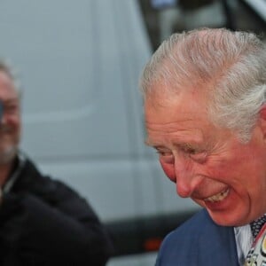 Le prince Charles a reçu un cadeau en arrivant à la Spencer House pour une réception honorant 70 personnes à l'occasion de son 70e anniversaire, le 14 novembre 2018 à Londres.