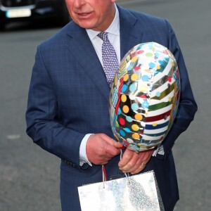 Le prince Charles a reçu un cadeau en arrivant à la Spencer House pour une réception honorant 70 personnes à l'occasion de son 70e anniversaire, le 14 novembre 2018 à Londres.