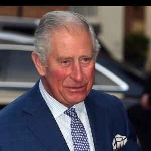 Le prince Charles a reçu un cadeau en arrivant à la Spencer House pour une réception honorant 70 personnes à l'occasion de son 70e anniversaire, le 14 novembre 2018 à Londres.