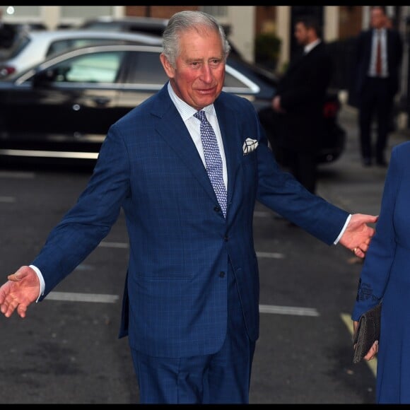 Le prince Charles a reçu un cadeau en arrivant à la Spencer House pour une réception honorant 70 personnes à l'occasion de son 70e anniversaire, le 14 novembre 2018 à Londres.