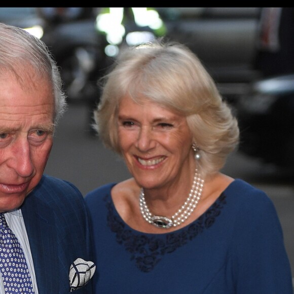 Le prince Charles a reçu un cadeau en arrivant à la Spencer House pour une réception honorant 70 personnes à l'occasion de son 70e anniversaire, le 14 novembre 2018 à Londres.