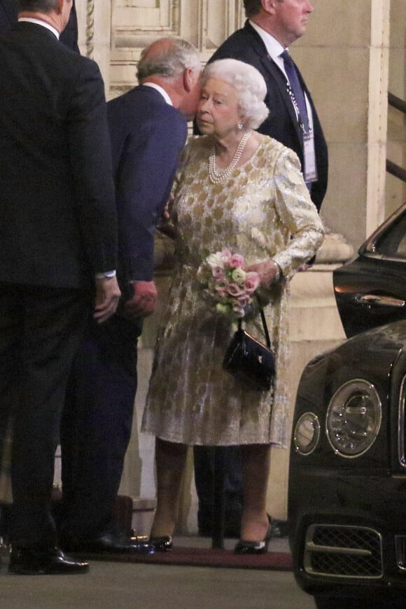 Le prince Charles et la reine Elizabeth II au Royal Albert Hall à Londres le 21 avril 2018 après le concert pour le 92e anniversaire de la reine.