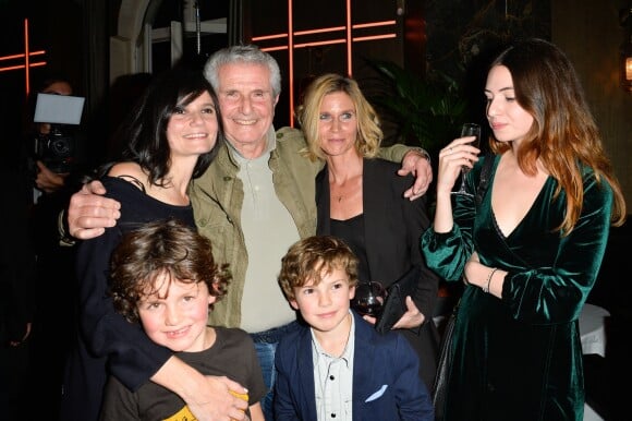 Claude Lelouch avec ses filles, Salomé Lelouch et Sarah Lelouch et ses petits-enfants - Le réalisateur français C. Lelouch célèbre ses 80 ans au restaurant Victoria à Paris, France, le 30 octobre 2017. © Coadic Guirec/Bestimage